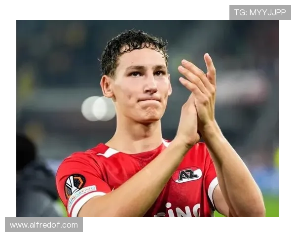 伊布的进攻风格再度引发争议，老将如何在比赛中重塑前锋角色值得关注