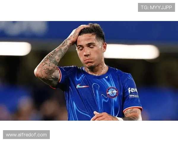 切尔西中场缺乏关键连接点，组织推进受阻影响进攻流畅性