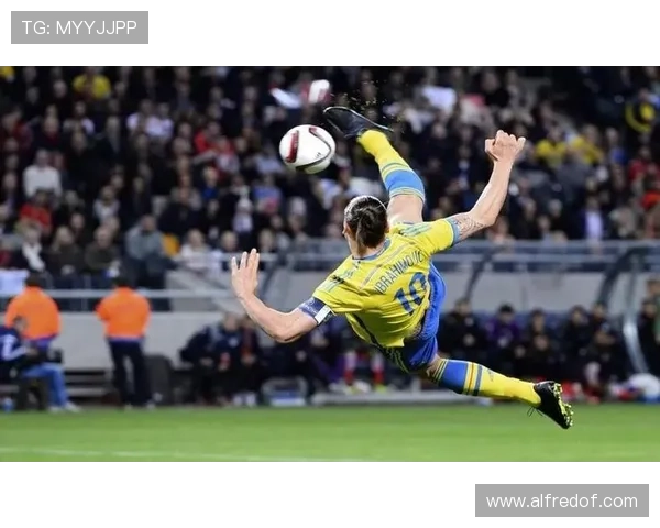 哈兰德与卡瓦尼的跑位能力对比：猎手直觉与战术作用的差异分析