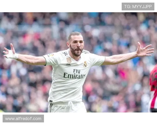 本泽马巅峰期为何来得晚:一位中锋的自我革命解析 本泽马巅峰期为何来得晚:一位中锋的自我革命解析