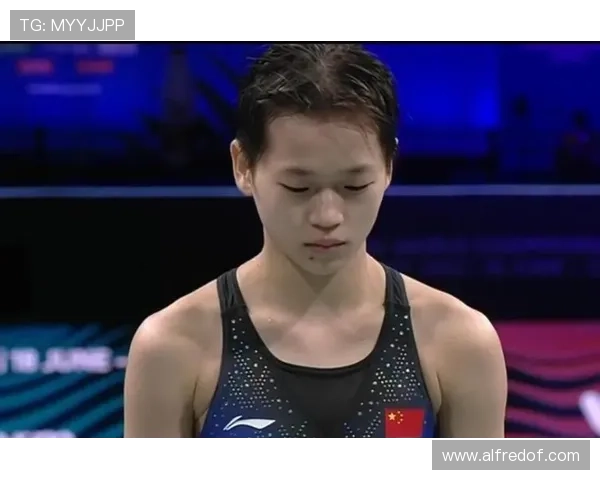 全红婵回家路上还在啃苹果，训练完直接睡地板？